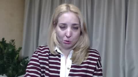 Snapshot of ohsweetmari chatting on May 13, 4:59 pm Mari online show from May 13, 4:59 pm
