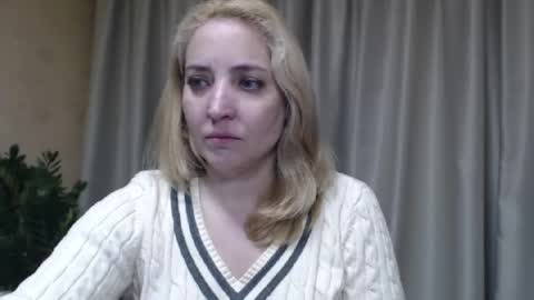 Snapshot of ohsweetmari chatting on May 14, 2:13 pm Mari online show from May 14, 2:13 pm