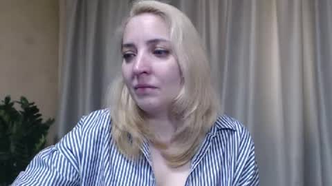 Snapshot of ohsweetmari chatting on May 16, 2:49 pm Mari online show from May 16, 2:49 pm
