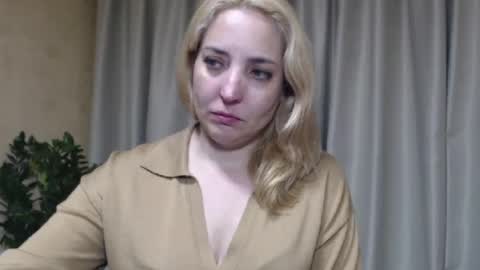 Snapshot of ohsweetmari chatting on May 29, 5:33 pm Mari online show from May 29, 5:33 pm