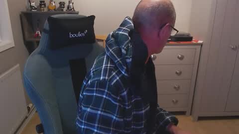 oldveteranuk online show from September 13, 4:56 am