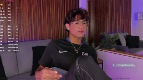 oliver20__ online show from April 17, 5:32 am