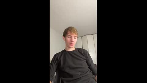 Snapshot of oliver_beck chatting on December 4, 7:01 pm Oliver Beck online show from December 4, 7:01 pm