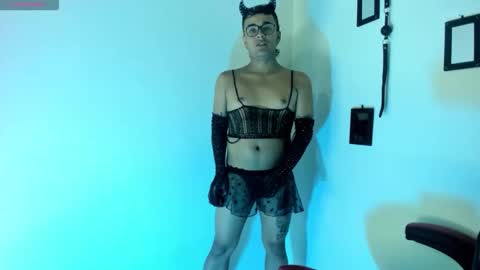 Snapshot of oliver_fuck chatting on February 12, 10:27 pm HansOliver online show from February 12, 10:27 pm