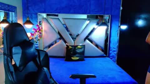 oliver_jamees online show from April 10, 11:59 am