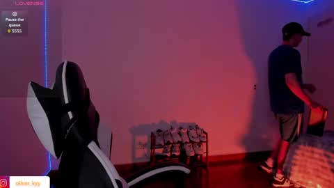 Snapshot of oliver_kyy chatting on April 26, 9:56 pm oliveeer online show from April 26, 9:56 pm
