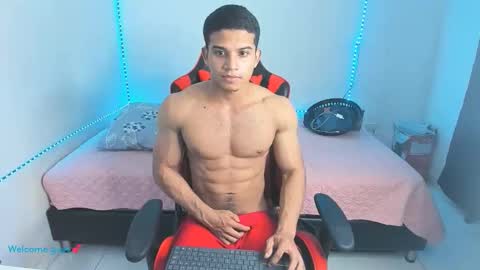 Snapshot of oliver_thompsson chatting on May 25, 3:01 am oliver thompsson online show from May 25, 3:01 am