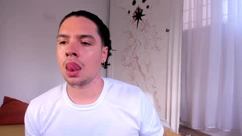 Snapshot of oliver_usher chatting on December 1, 9:26 pm Mr Blue Sky online show from December 1, 9:26 pm