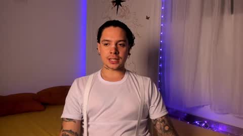 Snapshot of oliver_usher chatting on December 2, 12:30 am Mr Blue Sky online show from December 2, 12:30 am