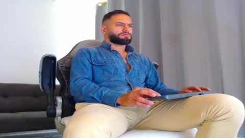 oliver online show from November 17, 3:51 pm