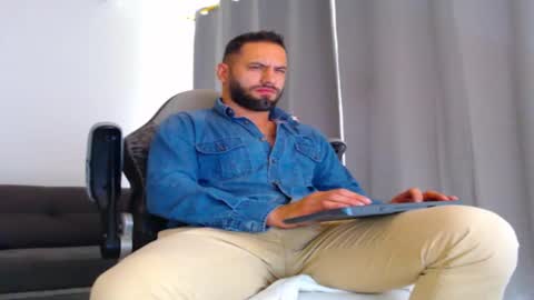 oliver online show from November 27, 3:25 pm