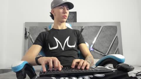 Snapshot of oliverthompson_01 chatting on December 17, 6:02 am oliverthompson_01 online show from December 17, 6:02 am