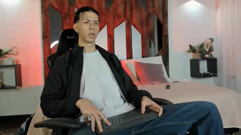 Snapshot of oliverthompson_01 chatting on September 10, 3:06 am oliverthompson_01 online show from September 10, 3:06 am