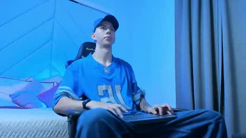 oliverthompson_01 online show from April 18, 2:37 am