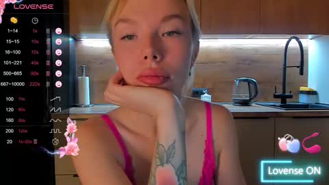 Snapshot of olivia_bells chatting on October 23, 9:35 pm Olivia 3 online show from October 23, 9:35 pm