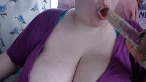 Snapshot of olivia_bud_gold chatting on December 16, 12:27 pm Olivia Gold online show from December 16, 12:27 pm