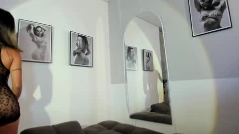 Snapshot of olivia_collisn chatting on May 2, 11:04 am Olivia Collins online show from May 2, 11:04 am