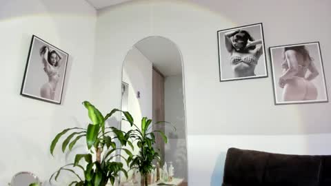 Snapshot of olivia_collisn chatting on May 7, 11:04 am Olivia Collins online show from May 7, 11:04 am