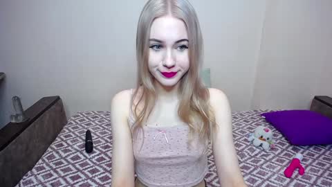 Snapshot of olivia_graceee chatting on February 8, 9:24 am olivia_graceee online show from February 8, 9:24 am