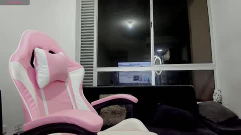 Snapshot of olivia_martine chatting on December 16, 4:39 am olivia_martine online show from December 16, 4:39 am