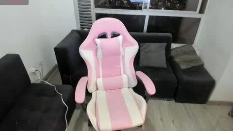 Snapshot of olivia_martine chatting on December 22, 1:24 am olivia_martine online show from December 22, 1:24 am