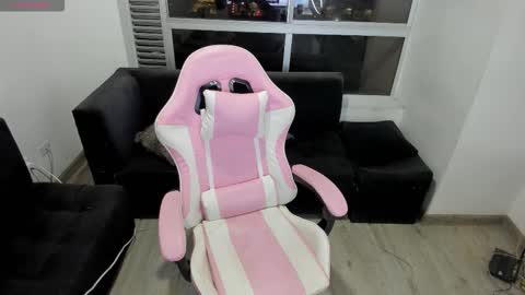 Snapshot of olivia_martine chatting on January 15, 3:33 am olivia_martine online show from January 15, 3:33 am