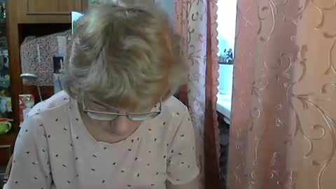 Olivia Mia online show from April 1, 6:14 am