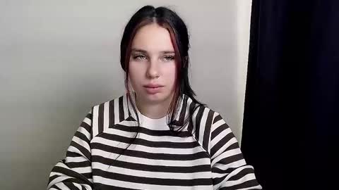 Snapshot of olivia_red_ chatting on October 28, 5:22 am Olivia online show from October 28, 5:22 am