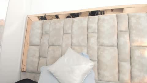 Olivia Evangelista online show from February 11, 6:40 am