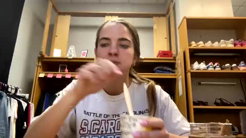 Snapshot of oliviaaraee chatting on February 9, 10:47 pm oliviaaraee online show from February 9, 10:47 pm