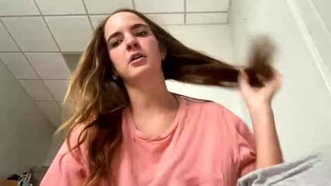 Snapshot of oliviaaraee chatting on March 2, 7:10 pm oliviaaraee online show from March 2, 7:10 pm