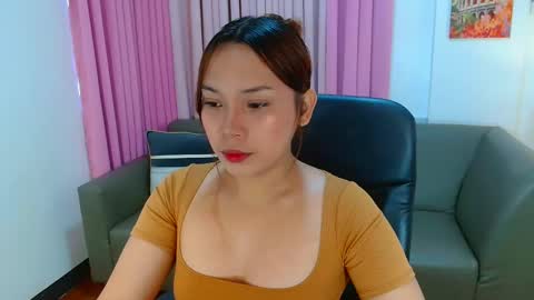 oliviahutton online show from May 11, 1:44 am