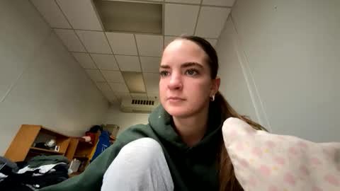 Snapshot of oliviaraeee chatting on February 3, 10:15 pm Olivia Rae online show from February 3, 10:15 pm