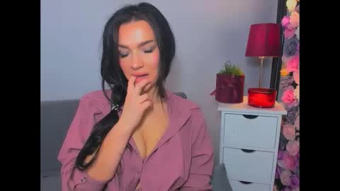 Snapshot of oliviawomen chatting on November 7, 1:33 pm OliviaWomen online show from November 7, 1:33 pm