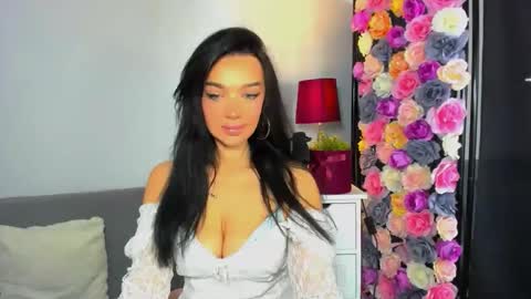 Snapshot of oliviawomen chatting on December 17, 7:25 am OliviaWomen online show from December 17, 7:25 am