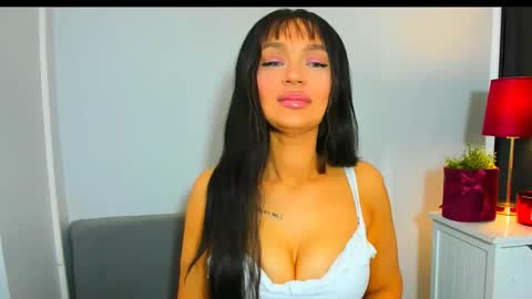 OliviaWomen online show from April 25, 5:32 am