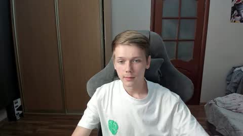 Snapshot of olvr_zoolander chatting on October 17, 8:44 pm Oliver and Mira online show from October 17, 8:44 pm