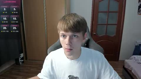 Snapshot of olvr_zoolander chatting on November 10, 9:25 pm Oliver and Mira online show from November 10, 9:25 pm