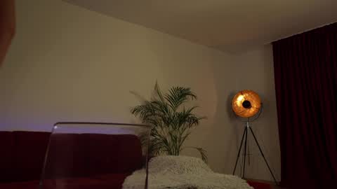 Snapshot of omiliver chatting on February 5, 10:12 pm    or    online show from February 5, 10:12 pm