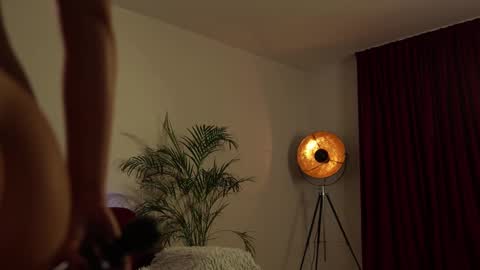 Snapshot of omiliver chatting on February 10, 9:36 pm    or    online show from February 10, 9:36 pm