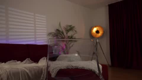 Snapshot of omiliver chatting on February 24, 10:47 pm    or    online show from February 24, 10:47 pm