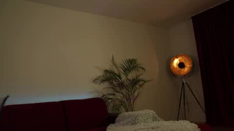 Snapshot of omiliver chatting on March 7, 7:27 pm    or    online show from March 7, 7:27 pm