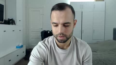 onebestlover online show from March 31, 8:15 am