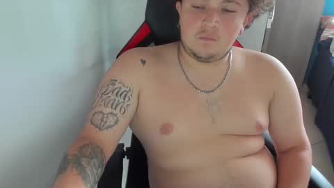 Snapshot of onewhiteboichub chatting on October 26, 9:31 pm Andres INDEPENDENT MODEL online show from October 26, 9:31 pm