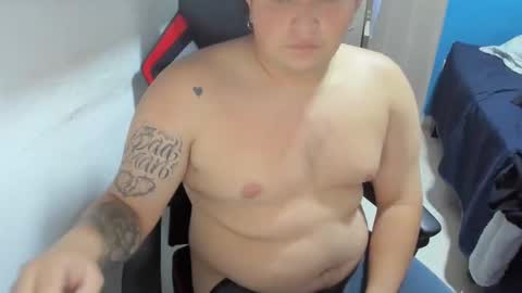 Snapshot of onewhiteboichub chatting on November 4, 11:59 pm Andres INDEPENDENT MODEL online show from November 4, 11:59 pm