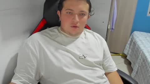 Snapshot of onewhiteboichub chatting on November 9, 12:20 am Andres INDEPENDENT MODEL online show from November 9, 12:20 am