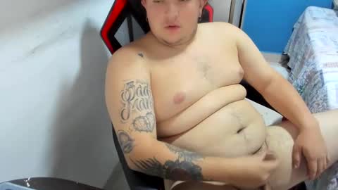 Snapshot of onewhiteboichub chatting on November 28, 4:26 am Andres INDEPENDENT MODEL online show from November 28, 4:26 am