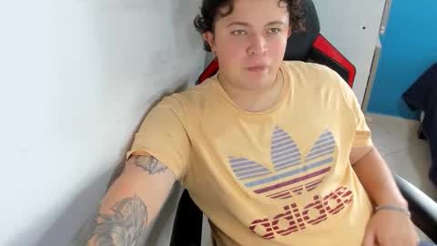 Snapshot of onewhiteboichub chatting on December 5, 5:53 pm Andres INDEPENDENT MODEL online show from December 5, 5:53 pm