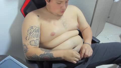 Snapshot of onewhiteboichub chatting on December 13, 11:43 pm Andres INDEPENDENT MODEL online show from December 13, 11:43 pm