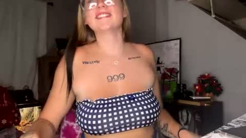 Snapshot of oohlarae22 chatting on July 14, 2:05 am oohlarae22 online show from July 14, 2:05 am